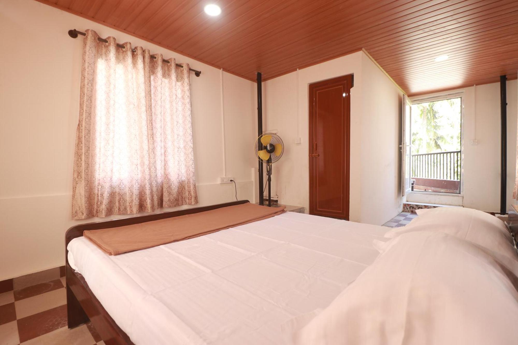 Flintstone Home Kushālnagar 外观 照片
