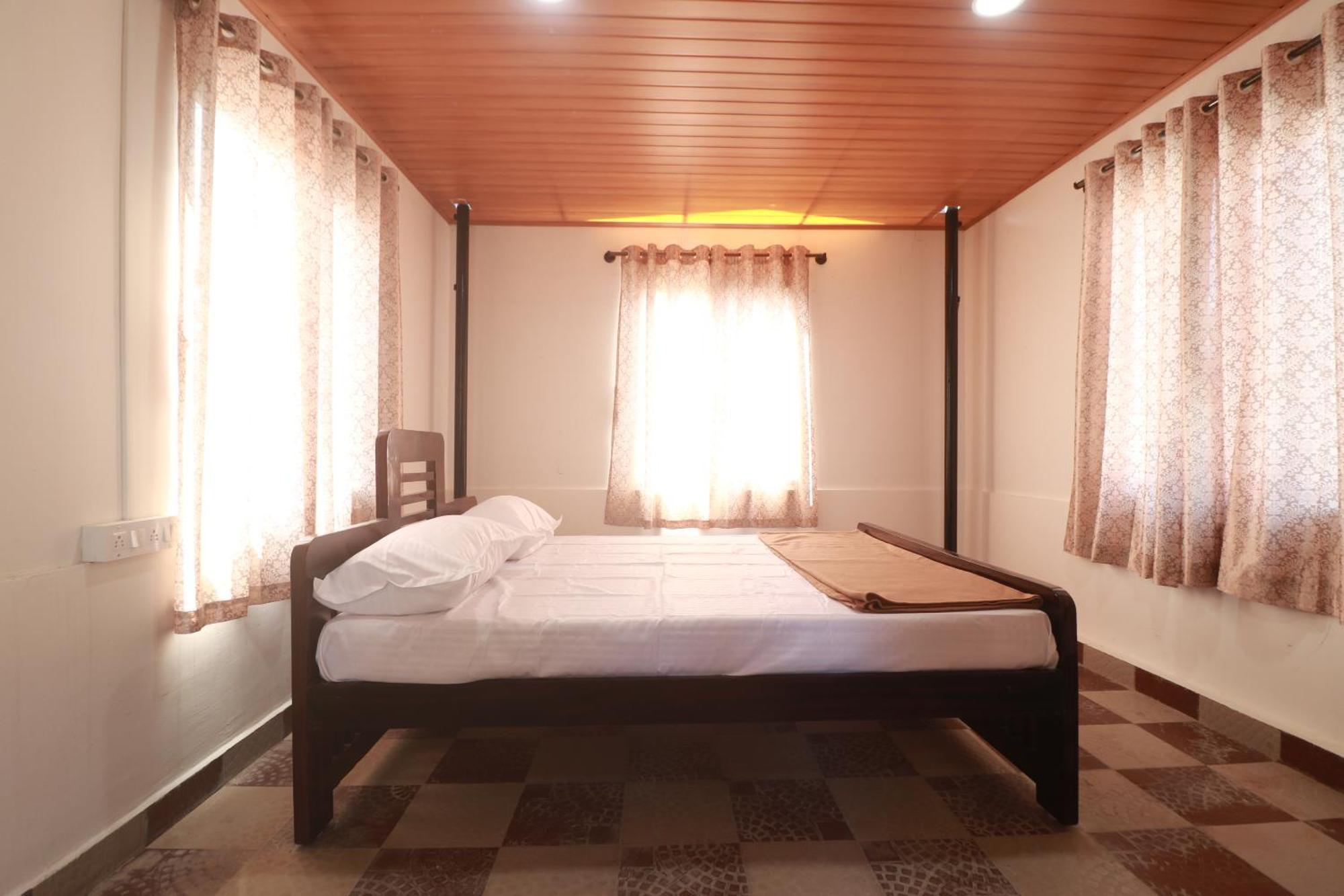 Flintstone Home Kushālnagar 外观 照片