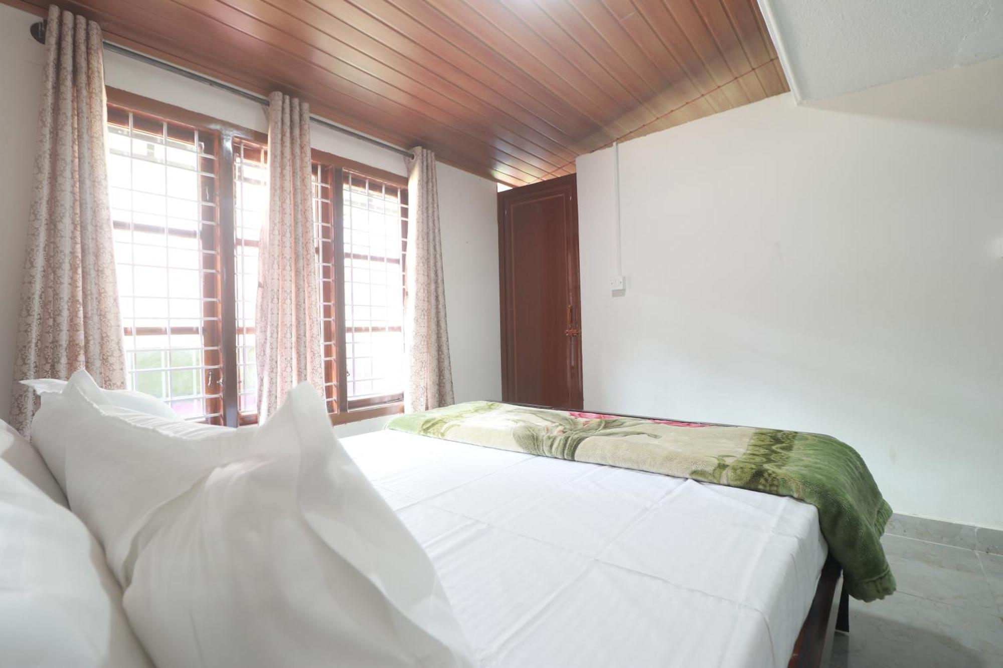 Flintstone Home Kushālnagar 外观 照片