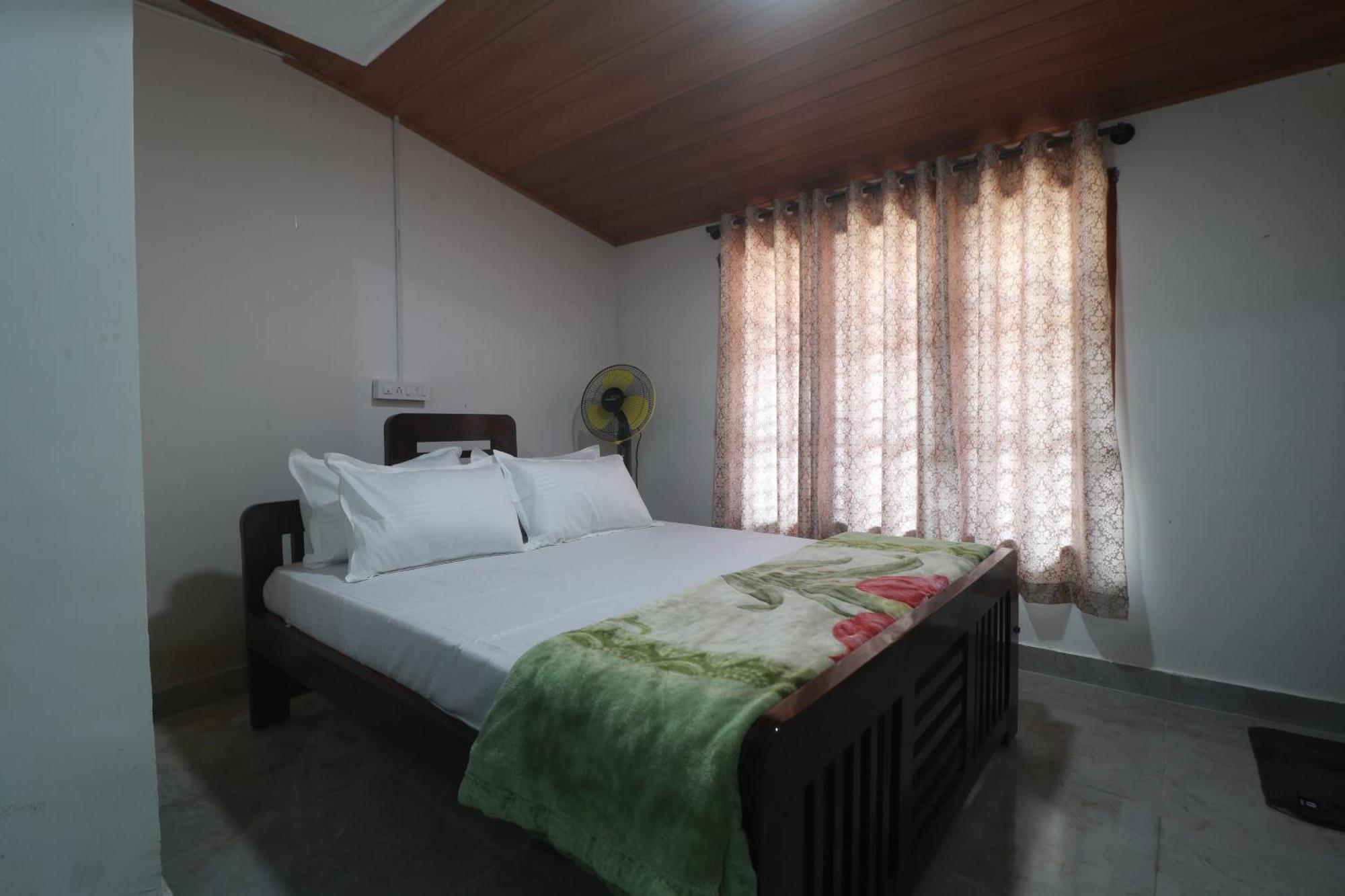 Flintstone Home Kushālnagar 外观 照片