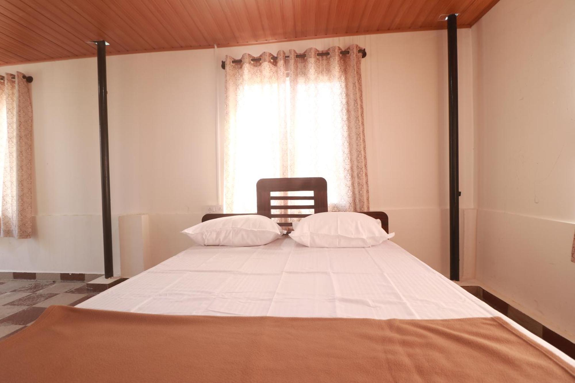 Flintstone Home Kushālnagar 外观 照片
