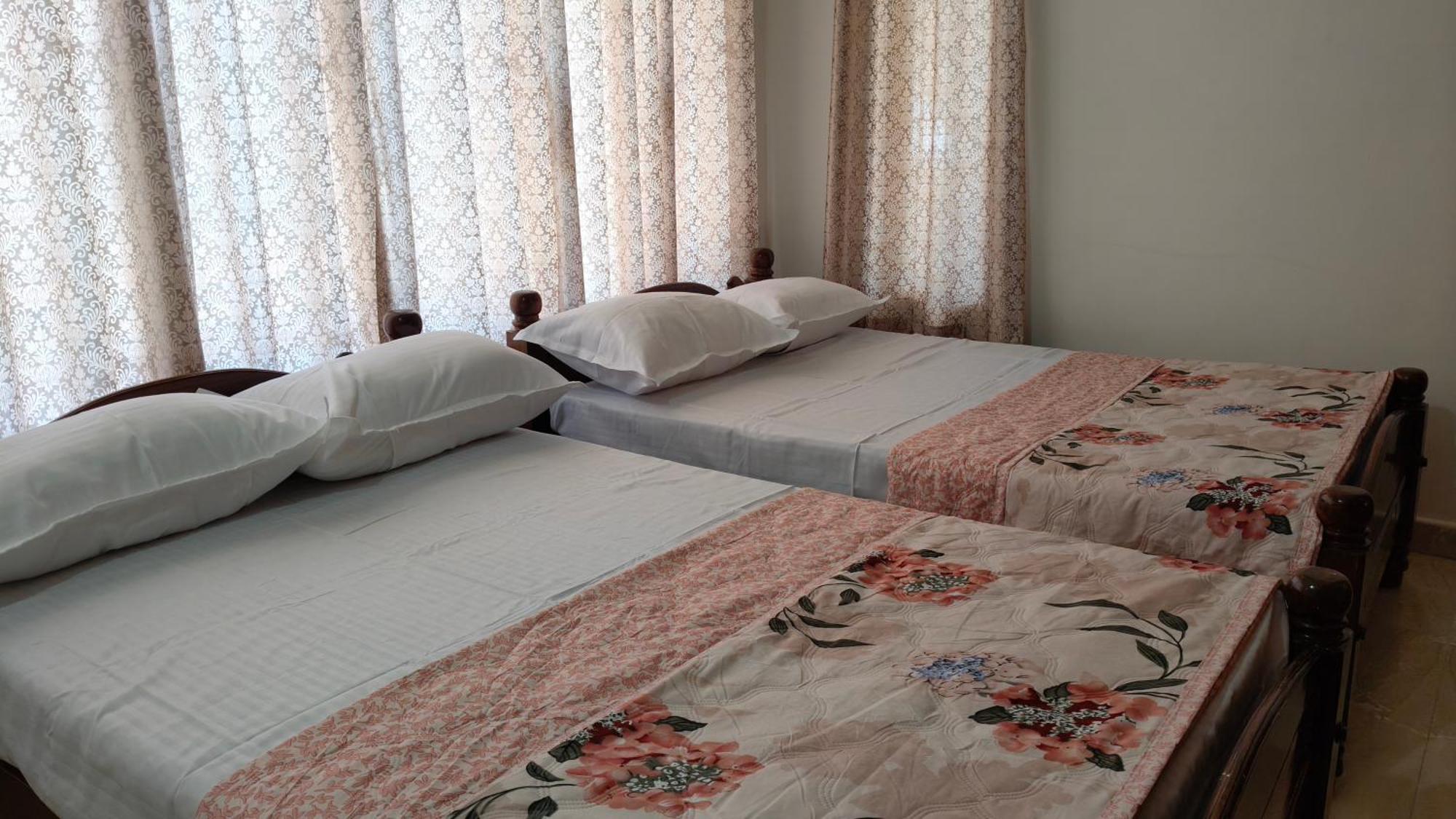 Flintstone Home Kushālnagar 外观 照片